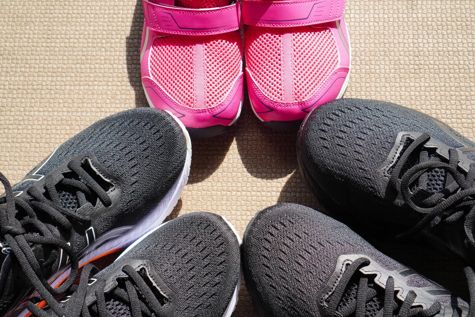 並んでいる子供靴