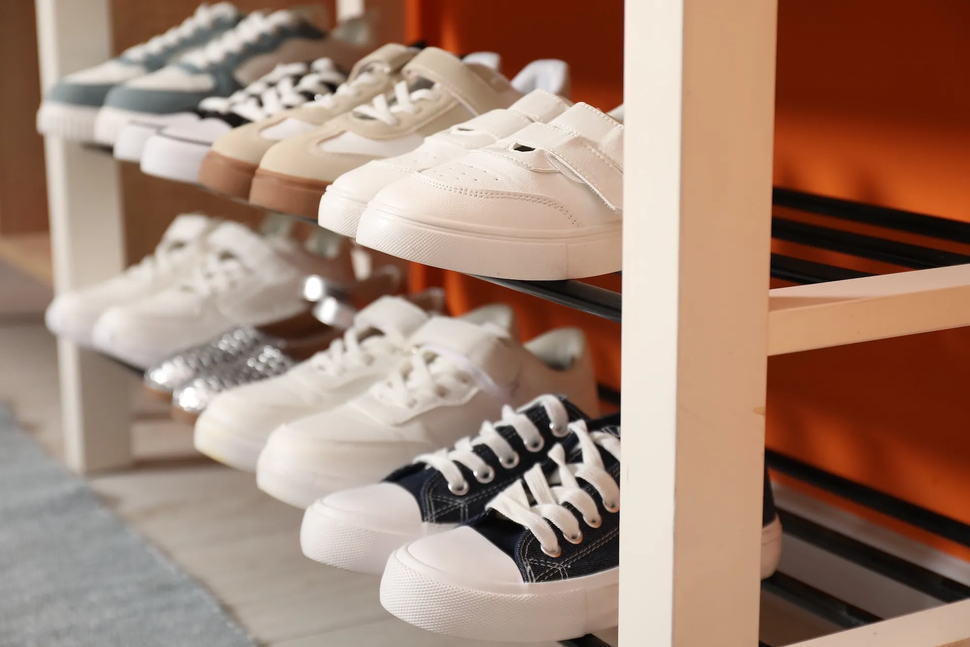 棚に靴を並べている様子